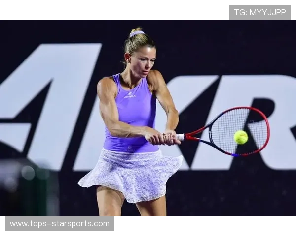 网球高手在比赛中演绎“变线”技巧迷惑对手